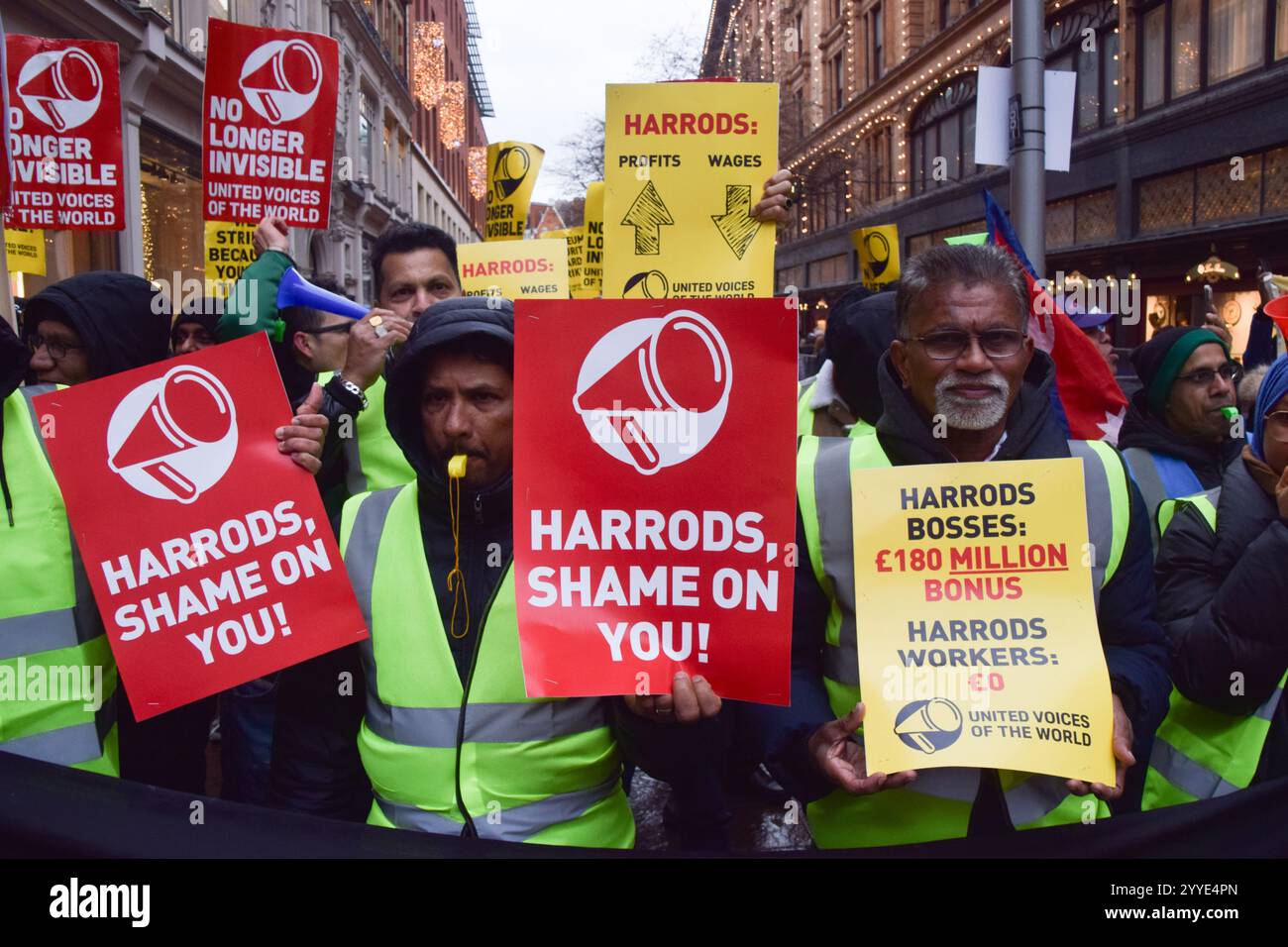 Londres, Angleterre, Royaume-Uni. 21 décembre 2024. Les travailleurs de Harrods organisent une manifestation lors du piquet de grève devant le célèbre grand magasin de Knightsbridge alors qu'ils sont en grève le dernier week-end avant Noël. (Crédit image : © Vuk Valcic/ZUMA Press Wire) USAGE ÉDITORIAL SEULEMENT! Non destiné à UN USAGE commercial ! Crédit : ZUMA Press, Inc/Alamy Live News Banque D'Images