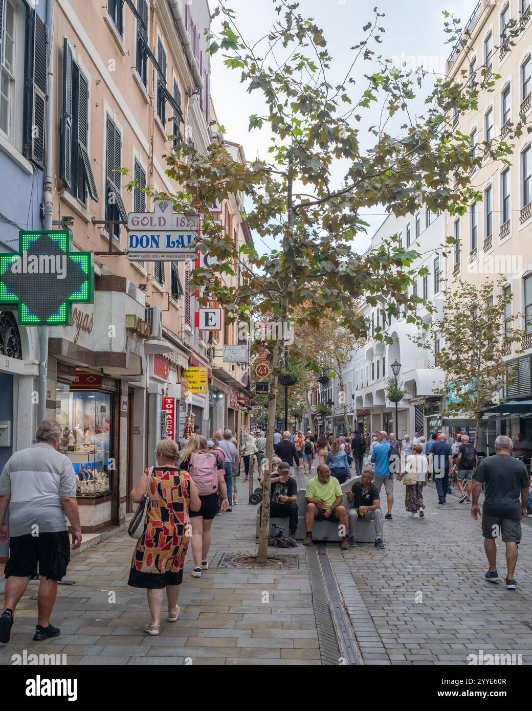 Les gens marchant sur la rue principale avec les gens marchant, les magasins et la pharmacie signe. Gibraltar, le 18 octobre Banque D'Images