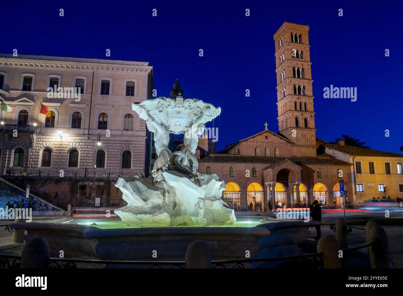 21/12/2024 Rome, le jardin de la Piazza Bocca della Verità a été rouvert, après une importante intervention de réaménagement de la verdure et de restauration de la Fontana dei Tritoni par la Surintendance du Capitole. L’événement inaugural, avec le maire de Rome, Roberto Gualtieri, a également été suivi par la conseillère pour l’agriculture, l’environnement et le cycle des déchets, Sabrina Alfonsi. L'intervention, complétée par les ressources du PNRR, comprenait la restauration de la Fontana dei Tritoni, construite entre 1717 et 1719, sur ordre du pape Clément XI Albani (1700-1721). PS : la photo peut être utilisée en conformité Banque D'Images