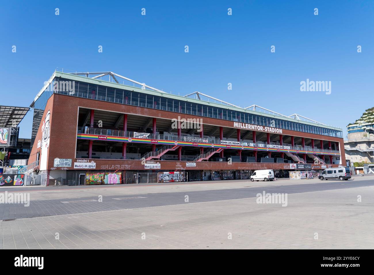 Vue grand angle du stade Millerntor avec bannières de justice sociale et Street Art à Hambourg Banque D'Images