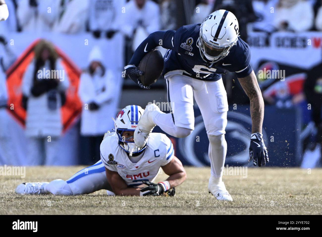 Penn State wide receiver Harrison Wallace III (6) breaks away from SMU safety Jonathan McGill during the first half in the first round of the College Football Playoff, Saturday, Dec. 21, 2024, in State College, Pa. (AP Photo/Barry Reeger) Banque D'Images
