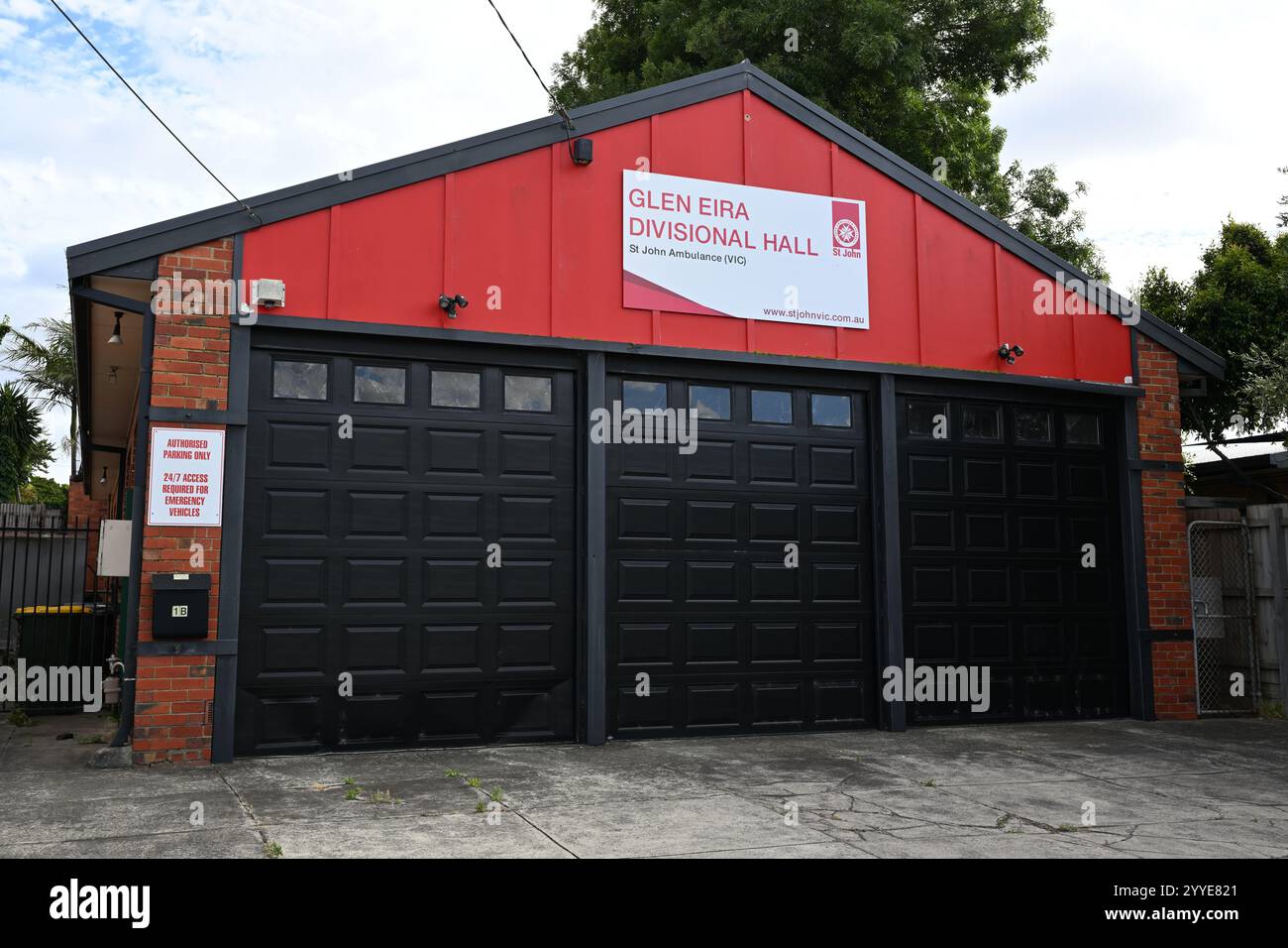 Extérieur de la salle divisionnaire Glen Eira de Victoria Ambulance, un bâtiment en brique avec trois portes de garage noires Banque D'Images