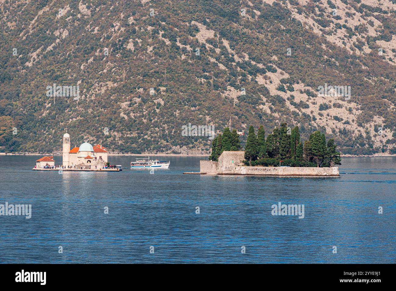 Bateau d'excursion approchant notre dame de l'île des rochers dans la baie de Kotor, Monténégro Banque D'Images