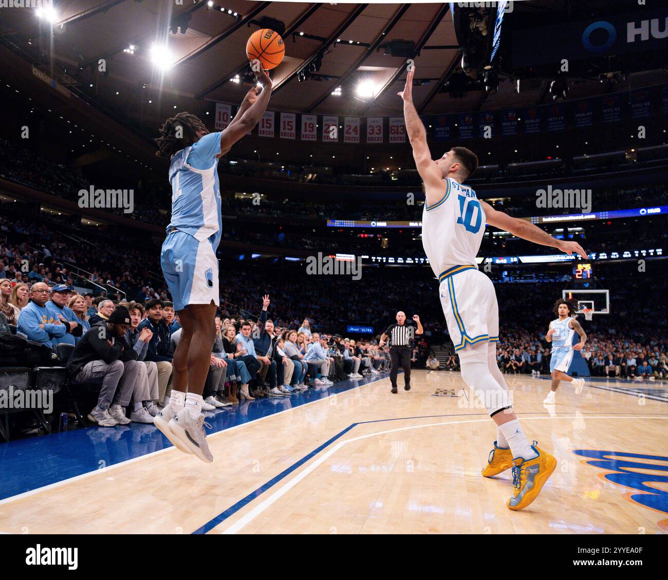 New York, New York, États-Unis. 21 décembre 2024. Le garde des talons goudron de Caroline du Nord IAN JACKSON (11 ans) tire le ballon sur le garde des Bruins de l'UCLA Lazar Stefanovic (10 ans) pendant la première mi-temps. (Crédit image : © Jordan Bank/ZUMA Press Wire) USAGE ÉDITORIAL SEULEMENT! Non destiné à UN USAGE commercial ! Banque D'Images