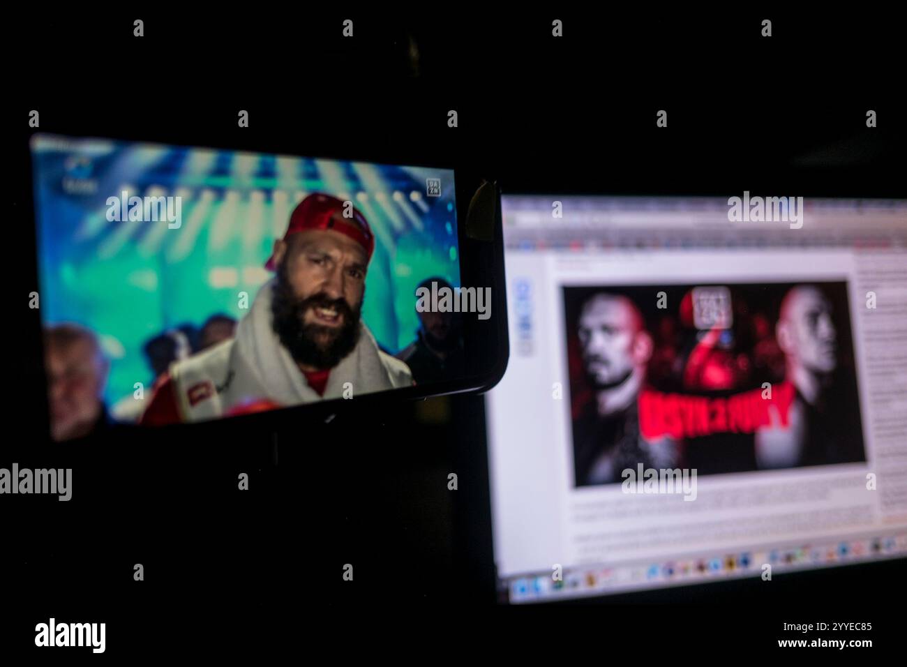 21 décembre 2024, New York City, New York, États-Unis : Heavyweight championnat boxe match entre Alexander Usyk et Tyson Fury diffusé sur un iPhone d'Apple sur l'application DAZN avec une image.in promotionnelle stagnante le fond sur un Apple MacBook Pro. Tyson Fury entre sur le ring. (Crédit image : © Billy Tompkins/ZUMA Press Wire) USAGE ÉDITORIAL SEULEMENT! Non destiné à UN USAGE commercial ! Banque D'Images