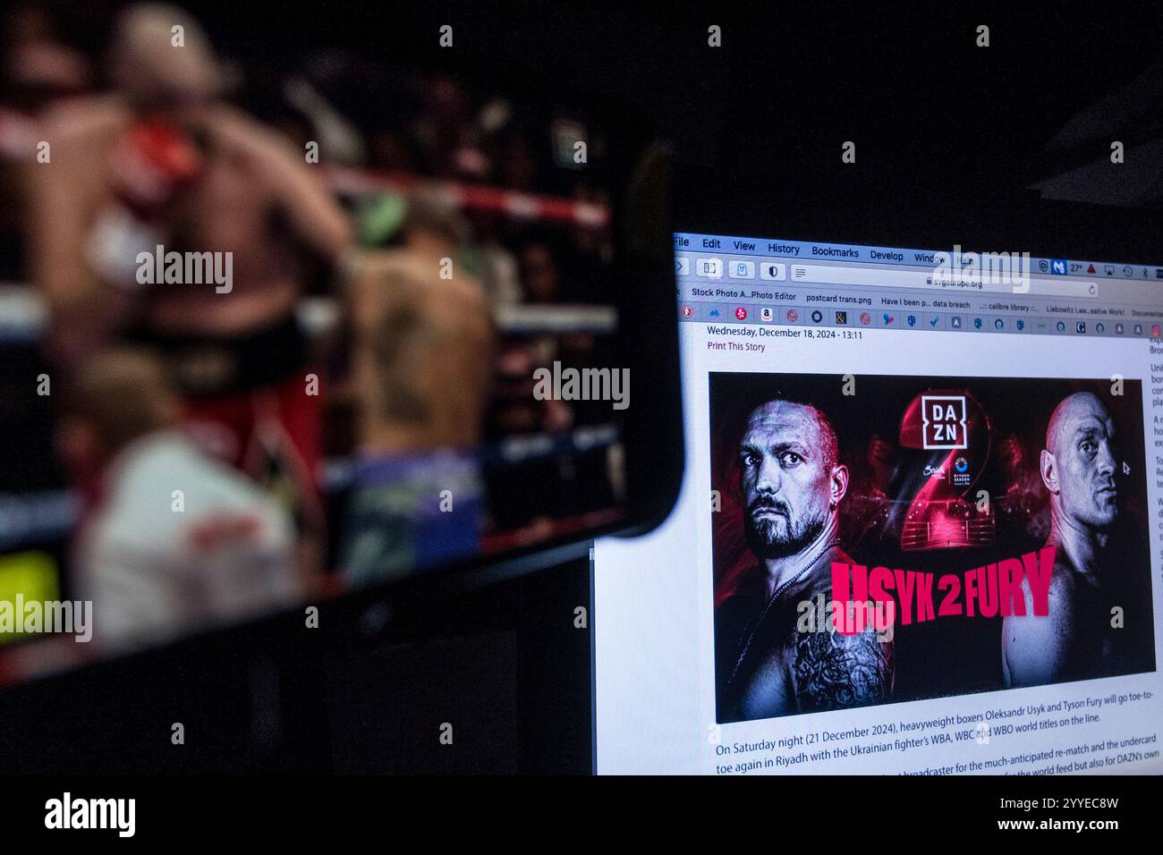 21 décembre 2024, New York City, New York, États-Unis : Heavyweight championnat boxe match entre Alexander Usyk et Tyson Fury diffusé sur un iPhone d'Apple sur l'application DAZN avec une image.in promotionnelle stagnante le fond sur un Apple MacBook Pro. Action de combat floue sur l'iPhone d'Apple. (Crédit image : © Billy Tompkins/ZUMA Press Wire) USAGE ÉDITORIAL SEULEMENT! Non destiné à UN USAGE commercial ! Banque D'Images