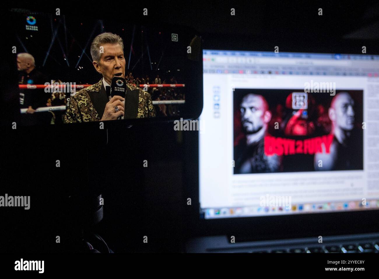 21 décembre 2024, New York City, New York, États-Unis : Heavyweight championnat boxe match entre Alexander Usyk et Tyson Fury diffusé sur un iPhone d'Apple sur l'application DAZN avec une image.in promotionnelle stagnante le fond sur un Apple MacBook Pro. Michael Buffer, annonceur de ring, présente les deux combattants. (Crédit image : © Billy Tompkins/ZUMA Press Wire) USAGE ÉDITORIAL SEULEMENT! Non destiné à UN USAGE commercial ! Banque D'Images