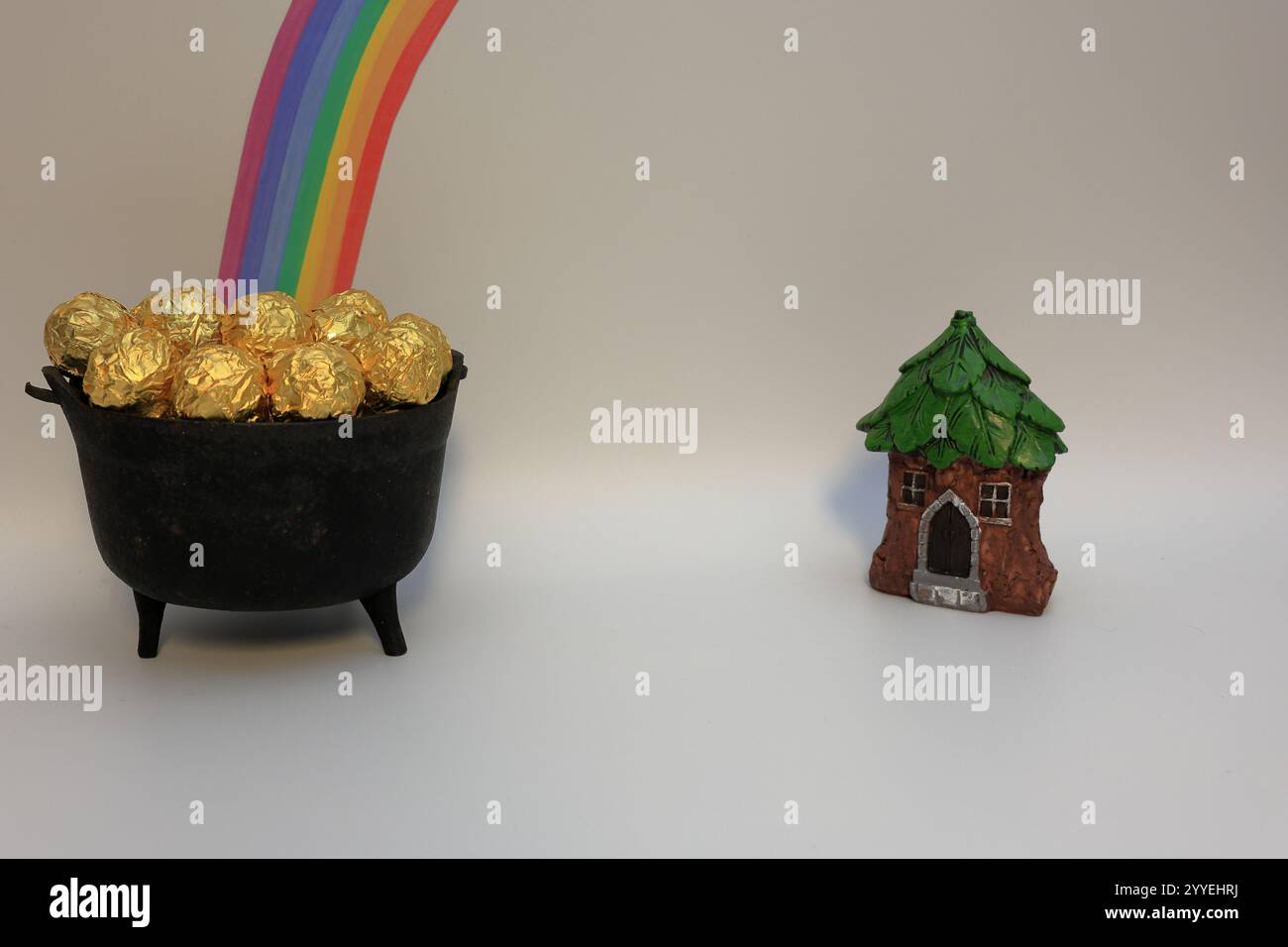 Leprechaun's pot of Gold sur Un simple fond blanc pour la fête de Patrick Banque D'Images Leprechaun's pot of Gold sur Un simple fond blanc pour la fête de Patrick Banque D'Images