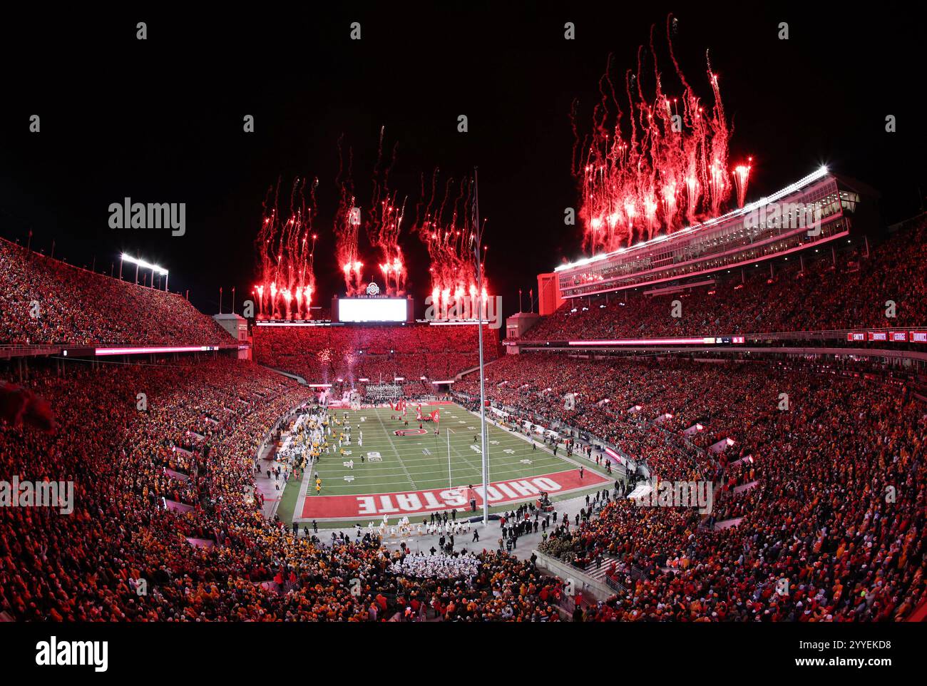 Columbus, États-Unis. 21 décembre 2024. Des feux d'artifice tirent dans les airs avant le début de la première manche des playoffs de football universitaire 2024 entre les Buckeyes de l'État de l'Ohio et les volontaires du Tennessee au stade Ohio à Columbus, Ohio, le samedi 21 décembre 2024. Photo de Aaron Josefczyk/UPI crédit : UPI/Alamy Live News Banque D'Images Columbus, États-Unis. 21 décembre 2024. Des feux d'artifice tirent dans les airs avant le début de la première manche des playoffs de football universitaire 2024 entre les Buckeyes de l'État de l'Ohio et les volontaires du Tennessee au stade Ohio à Columbus, Ohio, le samedi 21 décembre 2024. Photo de Aaron Josefczyk/UPI crédit : UPI/Alamy Live News Banque D'Images