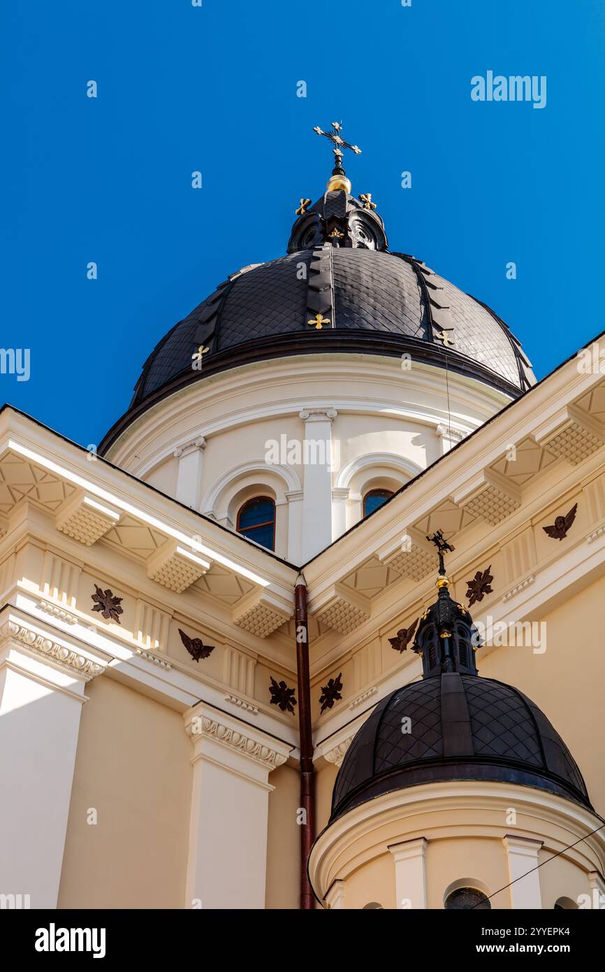 Un grand bâtiment orné avec un dôme sur le dessus. Le dôme est entouré d'une croix, et le bâtiment est situé dans un ciel bleu ensoleillé. Scène est une de gra Banque D'Images