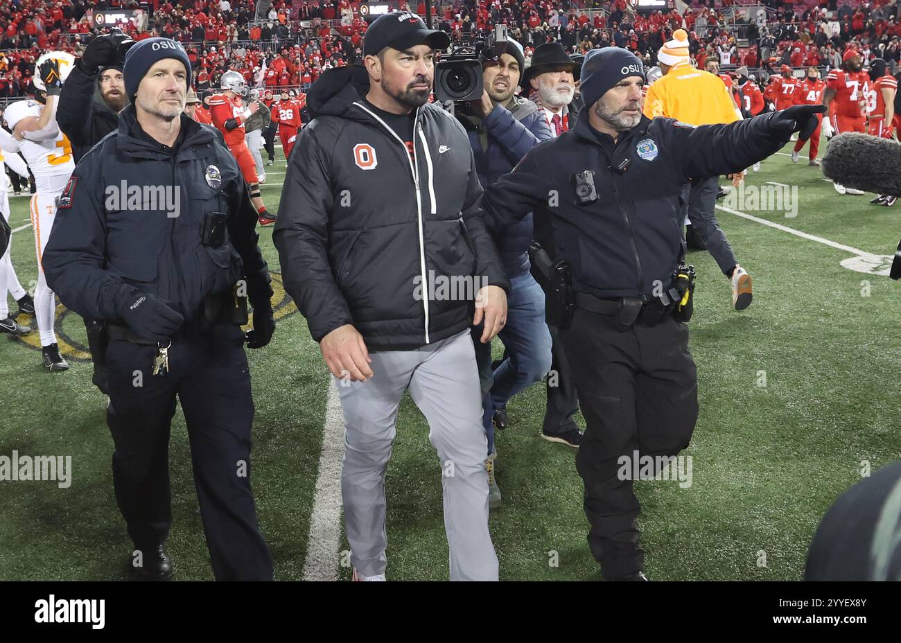 Columbus, États-Unis. 21 décembre 2024. L'entraîneur-chef de l'Ohio State Ryan Day quitte le terrain après que les Buckeyes aient battu les Tennessee Volunteers 42-17 au premier tour des 2024 College Football Playoffs au stade Ohio à Columbus, Ohio, le samedi 21 décembre 2024. Ohio State avance au Rose Bowl. Photo de Aaron Josefczyk/UPI crédit : UPI/Alamy Live News Banque D'Images