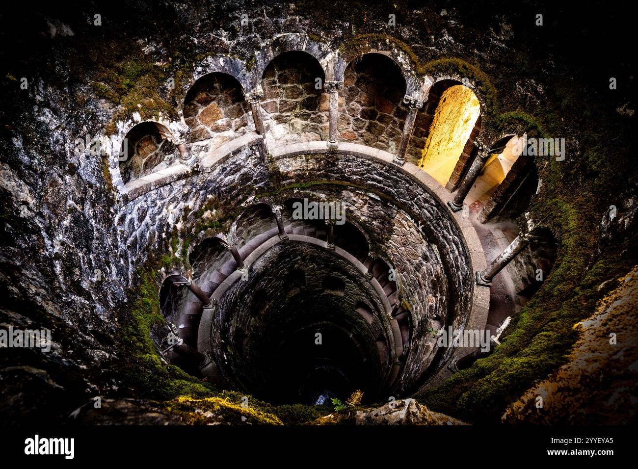 Les profondeurs mystiques du puits d'initiation à Quinta da Regaleira - Sintra, Portugal Banque D'Images