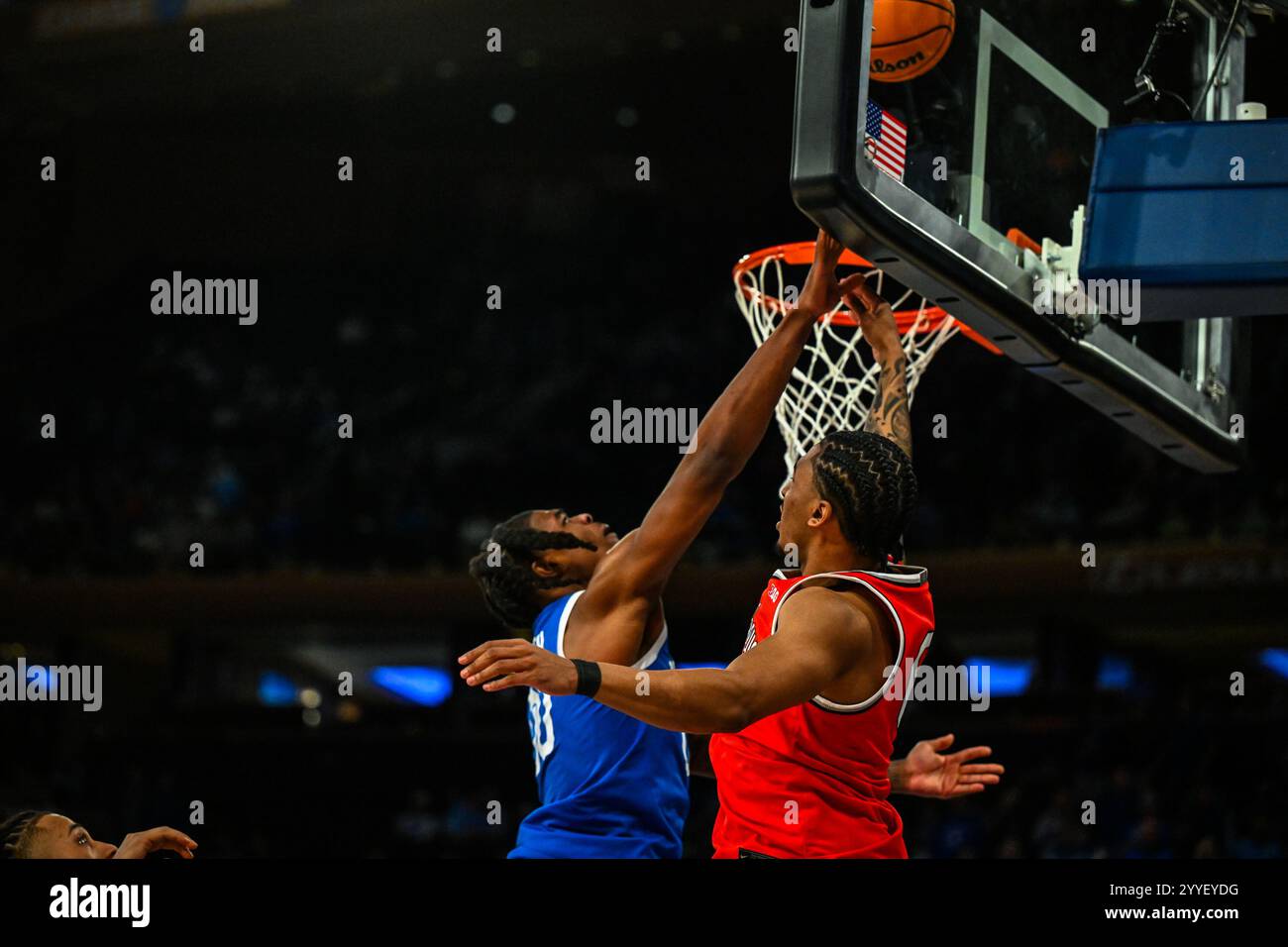 New York, NY, États-Unis. 21 décembre 2024. OTEGA Oweh 0 G LES WILDCATS DU KENTUCKY prennent le feu contre ques GLOVER 6 5TH G DES BUCKEYES DE L'OHIO NY lors du match de basket-ball masculin des Ohio St Buckeyes et Kentucky Wildcats au Madison Square Garden NY (crédit image : © James Patrick Cooper/ZUMA Press Wire) USAGE ÉDITORIAL SEULEMENT! Non destiné à UN USAGE commercial ! Banque D'Images