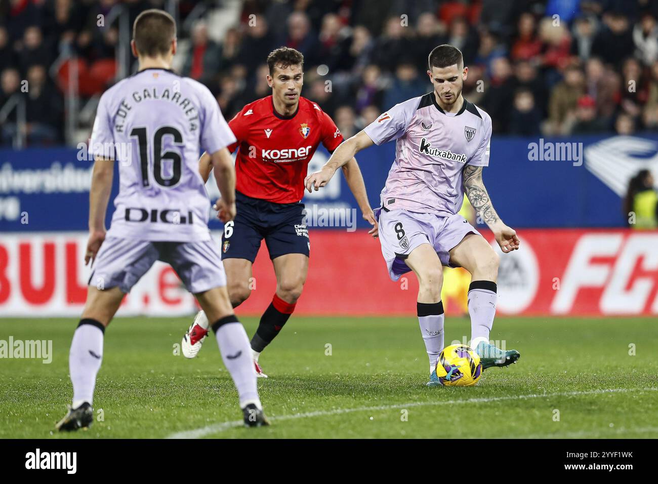 Lucas Torro de CA Osasuna et Oihan Sancet de Athletic Club lors du championnat espagnol de la Liga match de football entre CA Osasuna et Athletic Club le 21 décembre 2024 au stade El Sadar de Pampelune, Espagne Banque D'Images