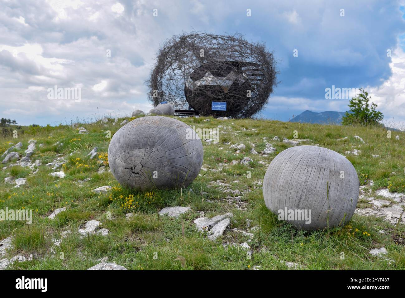 Abri de montagne et observatoire d'oiseaux Kremenjak à la montagne Ucka Banque D'Images