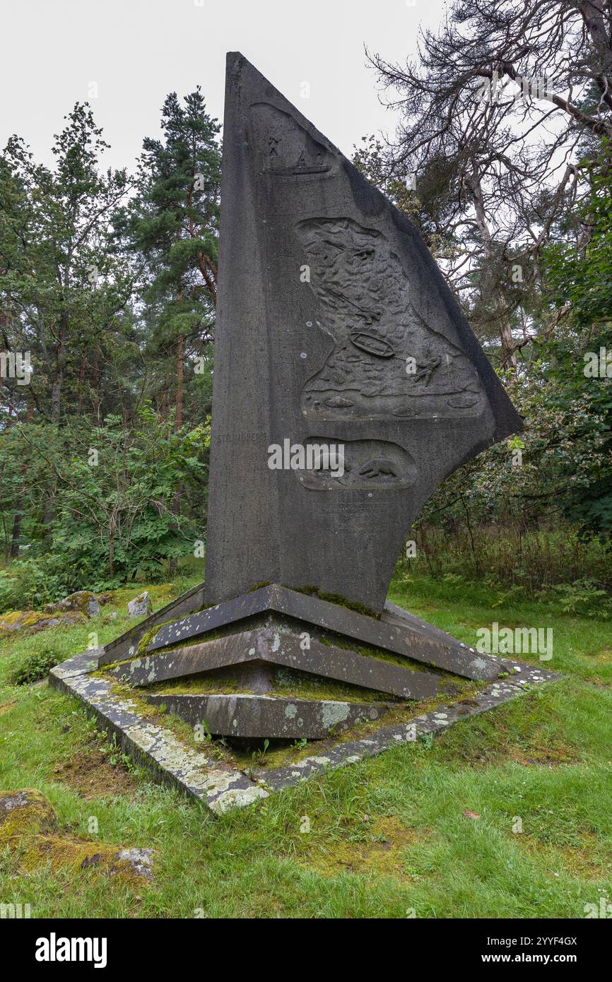 Stockholm, Suède - 16 juillet 2024 : monument d'expédition en ballon Andree avec colonne de pierre dans la clairière entourée d'arbres. Aucune personne visible Banque D'Images