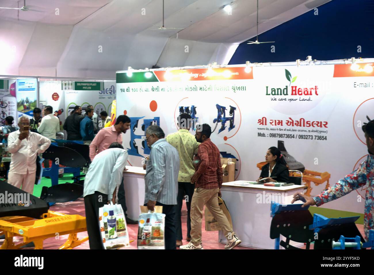 Rajkot, Gujarat, Inde. 21 décembre 2024. Jour 2 de l’Agri World Expo 2024, les visiteurs du stand agricole Shri Ram et certains visiteurs marchent. Crédit : Nasirkhan Davi/Alamy Live News Banque D'Images