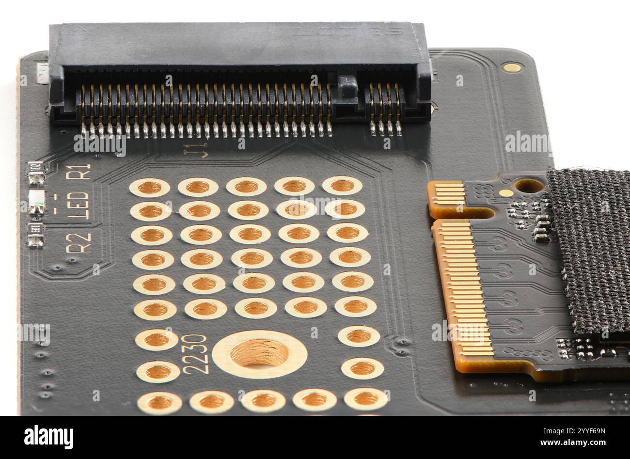 Carte adaptateur pour disque SSD NVME M2 pour le stockage de données haute vitesse gros plan sur fond blanc isolé, montre un design élégant. Banque D'Images