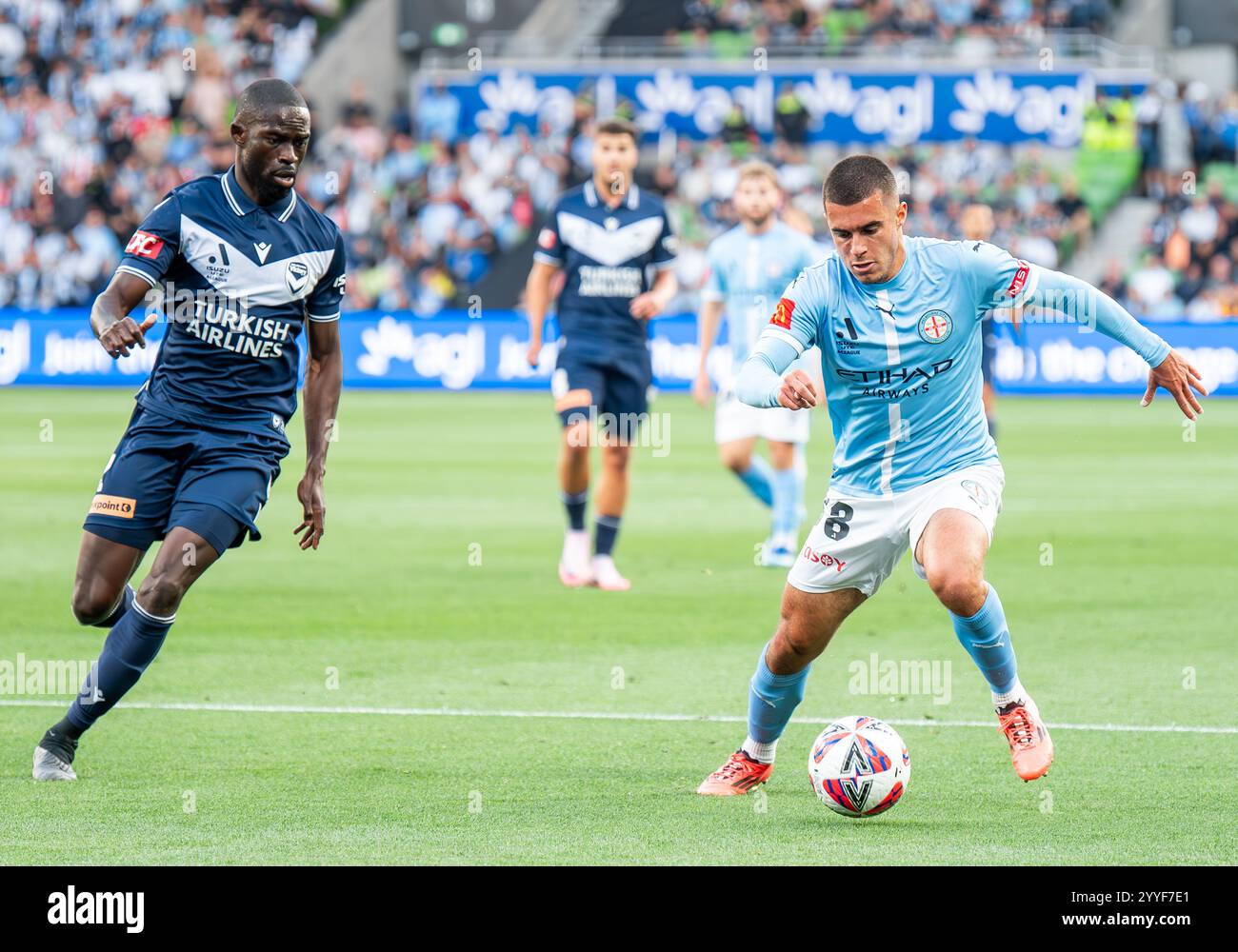 Melbourne, Australie. 21 décembre 2024. Jason Geria (G) de Melbourne Victory et Harry Politidis (d) de Melbourne City vus en action lors du match des A-ligues hommes entre le Melbourne Victory FC et le Melbourne City FC qui s'est tenu à AAMI Park. Score final Melbourne Victory 1 - Melbourne City 1. Crédit : SOPA images Limited/Alamy Live News Banque D'Images