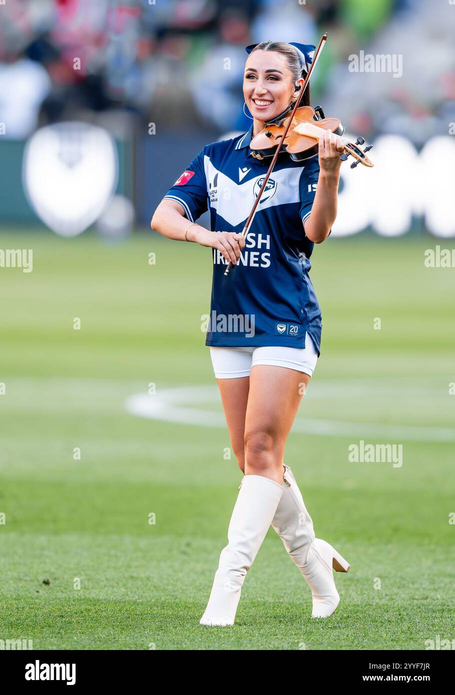 Melbourne, Australie. 21 décembre 2024. La violoniste primée Evangeline Victoria a été vue en train de livrer le divertissement d'avant-match lors du match A-Leagues Men entre le Melbourne Victory FC et le Melbourne City FC qui s'est tenu à AAMI Park. Score final Melbourne Victory 1 - Melbourne City 1. Crédit : SOPA images Limited/Alamy Live News Banque D'Images