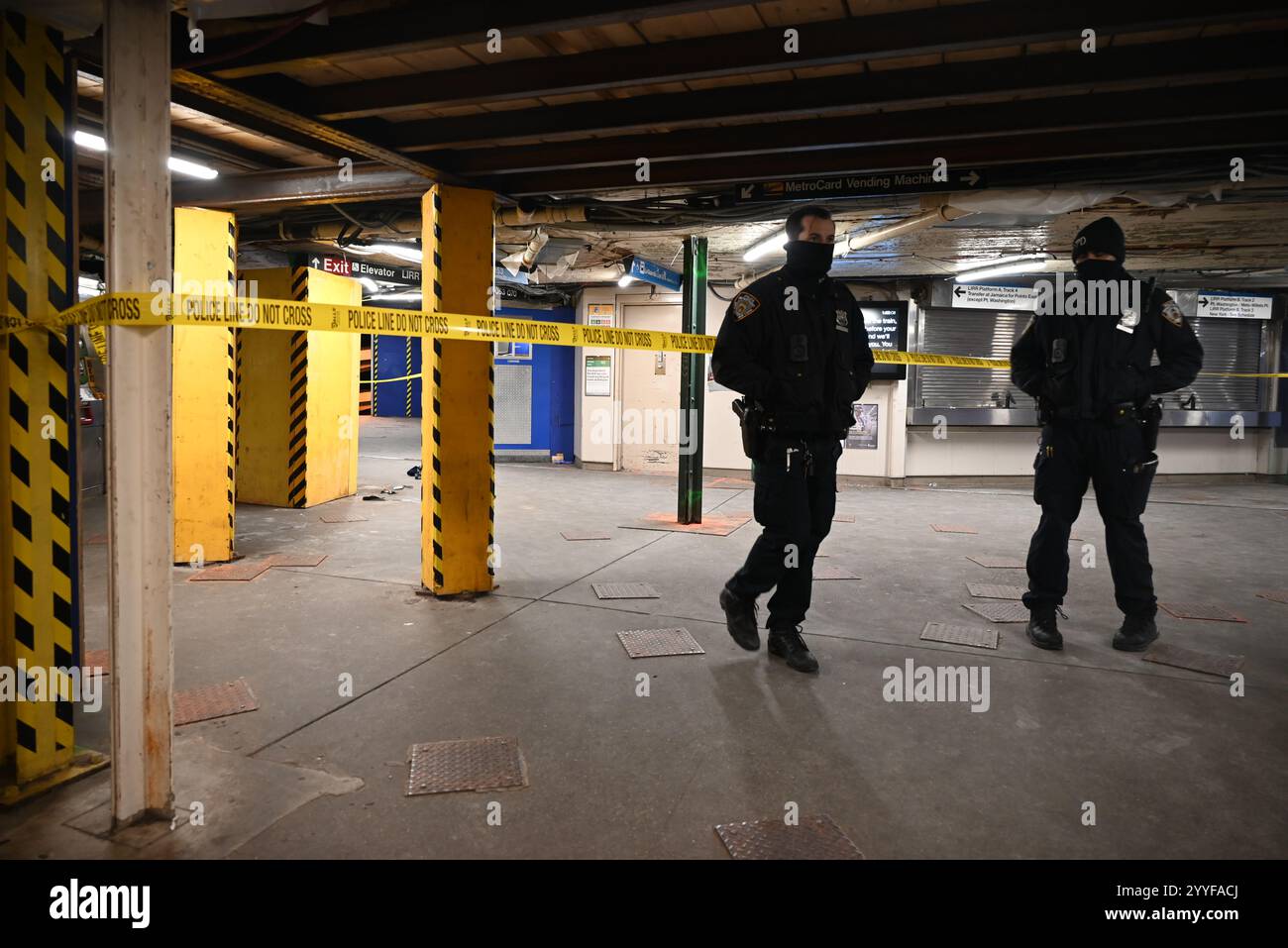 Scène de crime établie où deux hommes ont été poignardés dans le train 7 en direction du sud à Woodside Avenue et la station de métro 61st Street MTA dans le quartier Woodside du Queens. Dimanche matin vers 1230 heures, la police a répondu à la station de métro MTA New York City à Woodside Avenue et 61st Street et a découvert que deux personnes avaient été poignardées. Un homme est dans un état critique après avoir été poignardé dans la poitrine et l'autre homme est dans un état stable après avoir été poignardé au visage. Près de la station de métro, plusieurs personnes ont été menottées et mises dans un fourgon de police de NYPD, on ne sait pas si Banque D'Images