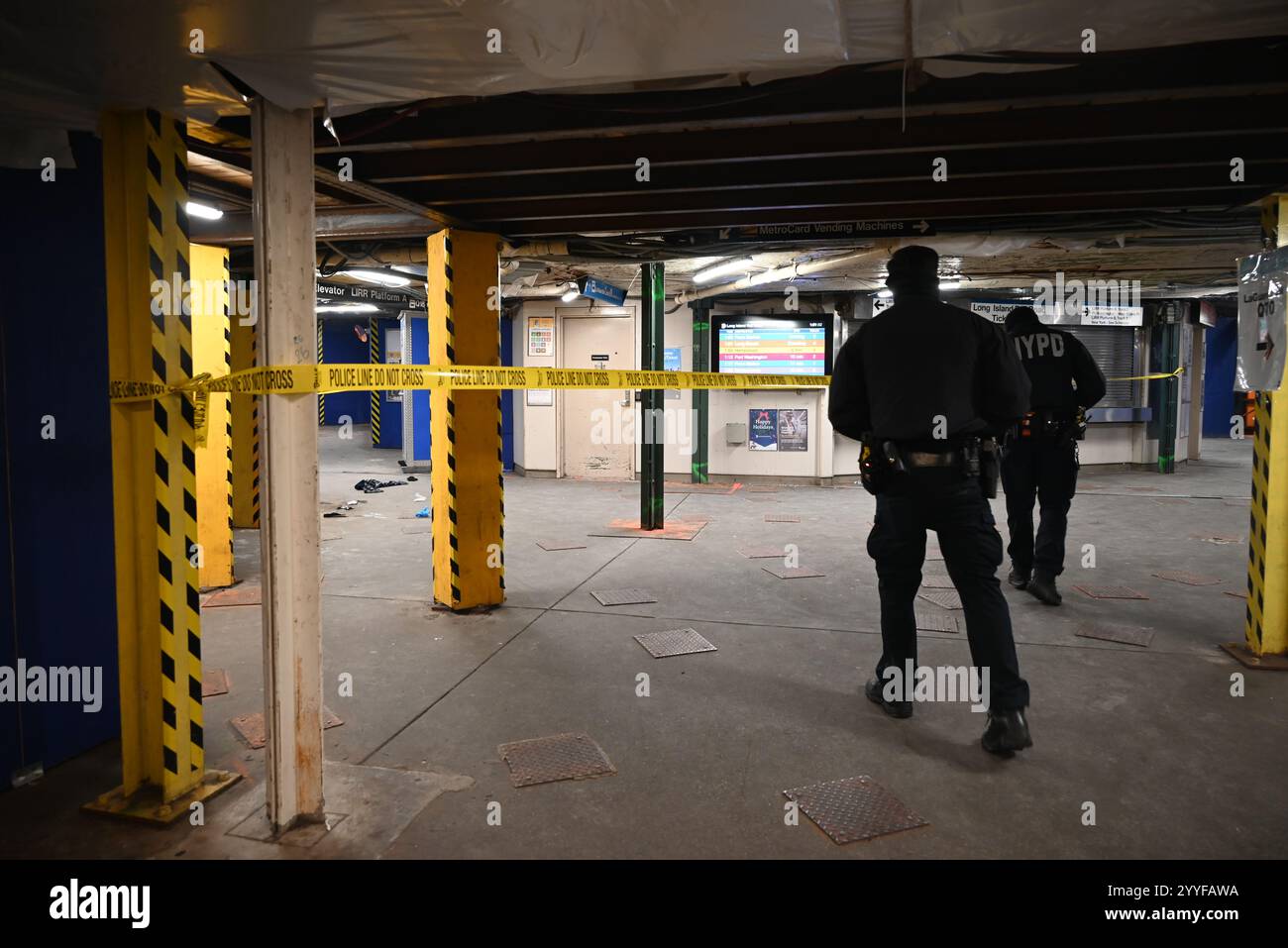 Scène de crime établie où deux hommes ont été poignardés dans le train 7 en direction du sud à Woodside Avenue et la station de métro 61st Street MTA dans le quartier Woodside du Queens. Dimanche matin vers 1230 heures, la police a répondu à la station de métro MTA New York City à Woodside Avenue et 61st Street et a découvert que deux personnes avaient été poignardées. Un homme est dans un état critique après avoir été poignardé dans la poitrine et l'autre homme est dans un état stable après avoir été poignardé au visage. Près de la station de métro, plusieurs personnes ont été menottées et mises dans un fourgon de police de NYPD, on ne sait pas si Banque D'Images