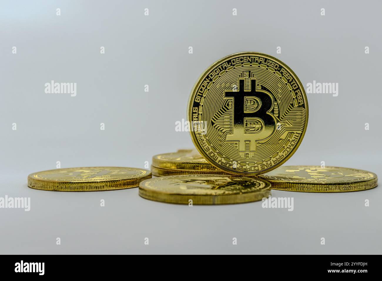 crypto-monnaie bitcoin golden coin fond blanc Banque D'Images