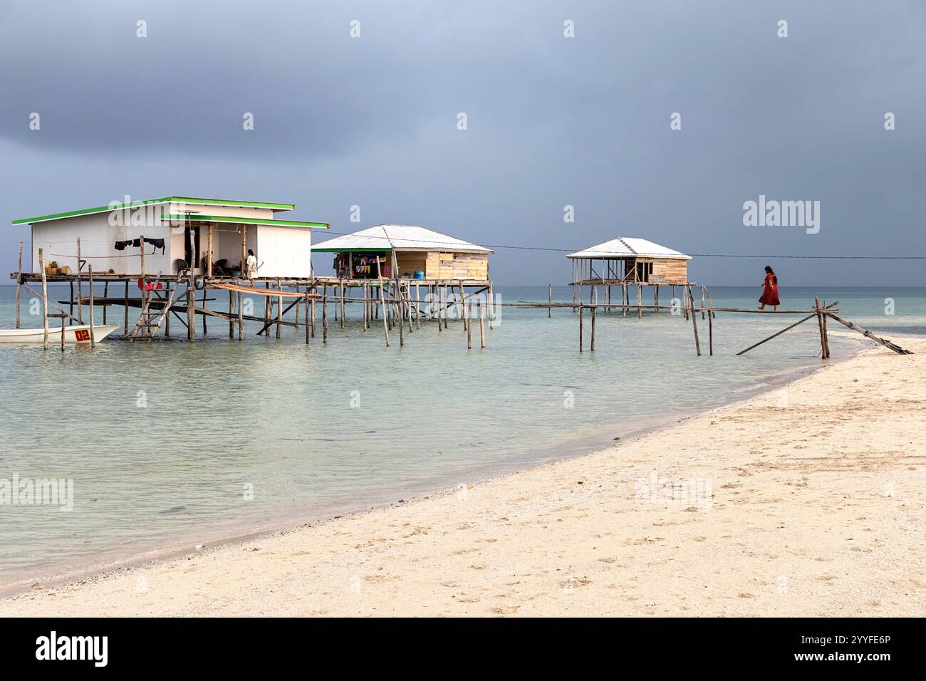 Village traditionnel de bajau Laut, maisons sur pilotis sur un banc de sable isolé au milieu de la mer près de l'île de Muna, Sulawesi, communauté éloignée Banque D'Images