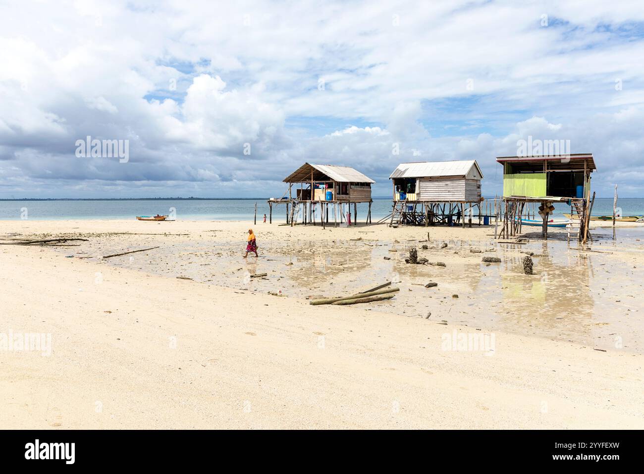 Maisons traditionnelles en bois sur pilotis de nomades de mer, peuple bajau Laut sur un petit banc de sable au milieu d'une mer, sulawesi, indonésie Banque D'Images