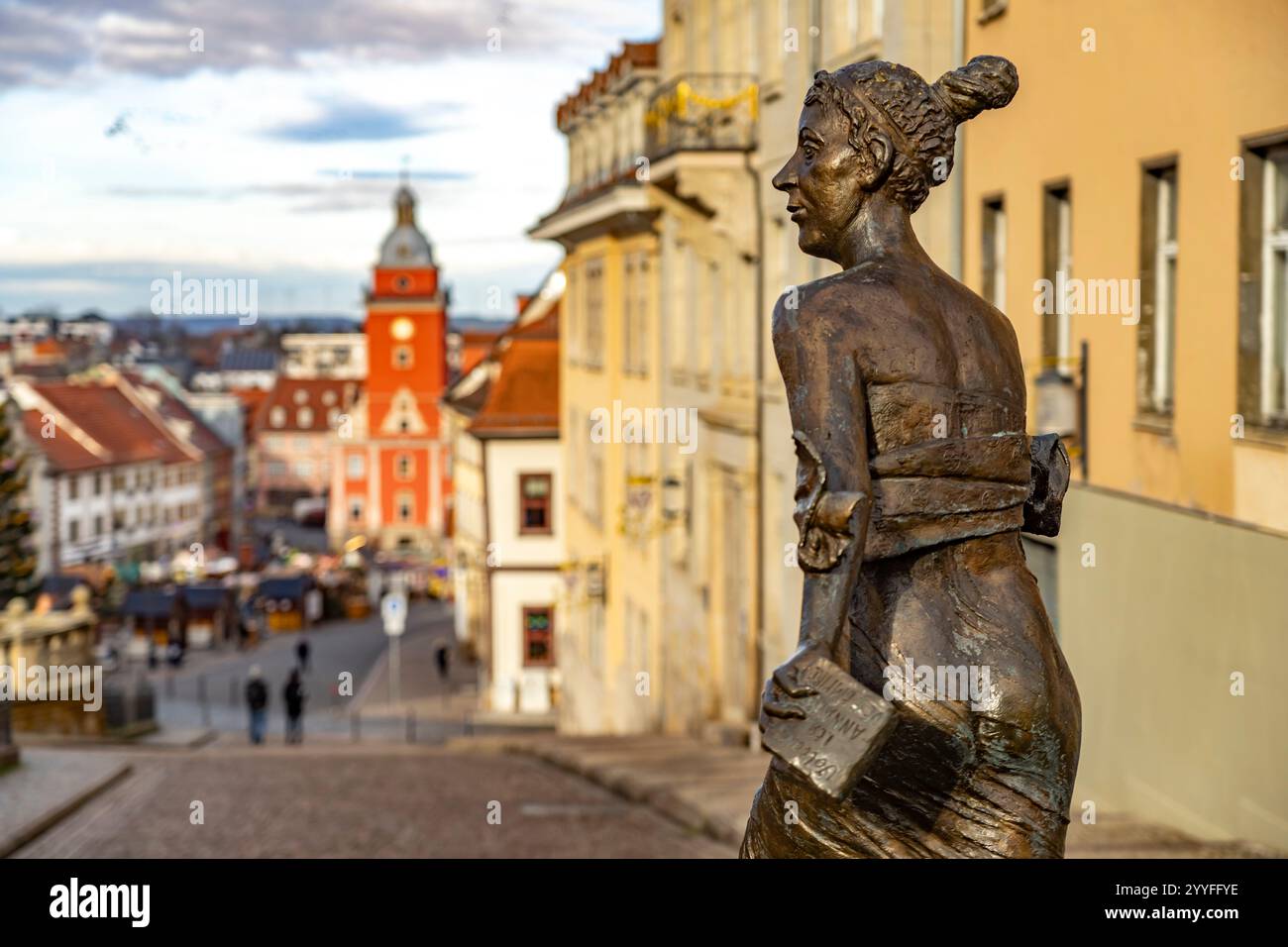 Bronzeplastik der Herzogin Luise Dorothea von Sachsen-Gotha-Altenburg vor dem Hauptmarkt mit dem alten Rathaus in Gotha, Thüringen, Deutschland | Br Banque D'Images