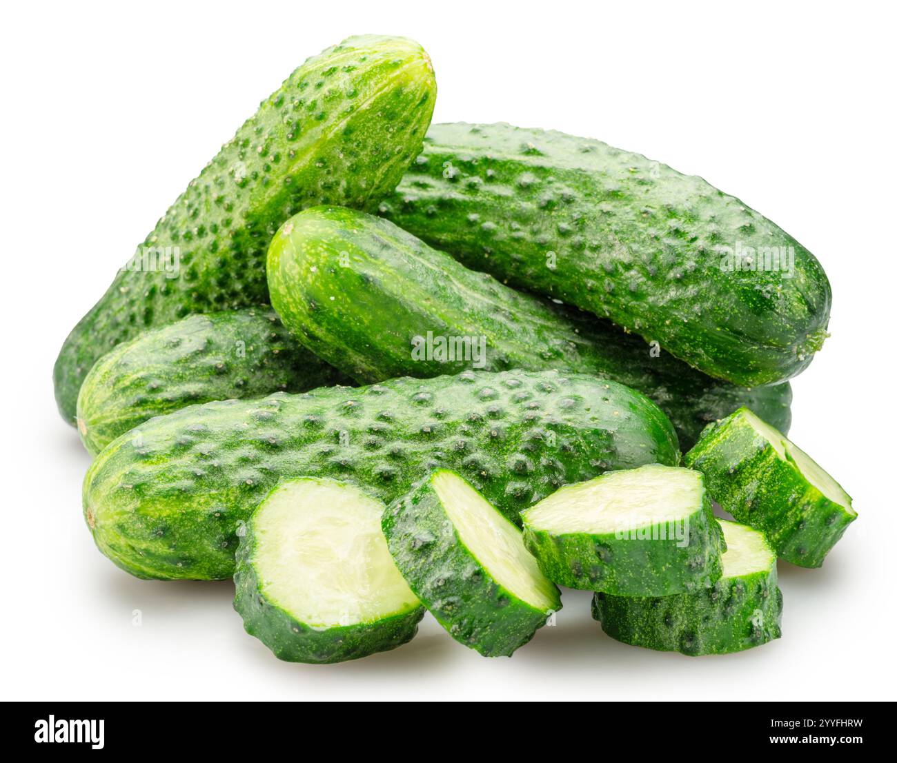Petits concombres doux frais et tranches de concombre isolés sur fond blanc. Concombres qui sont habitués au marinage ou au tranchage. Banque D'Images