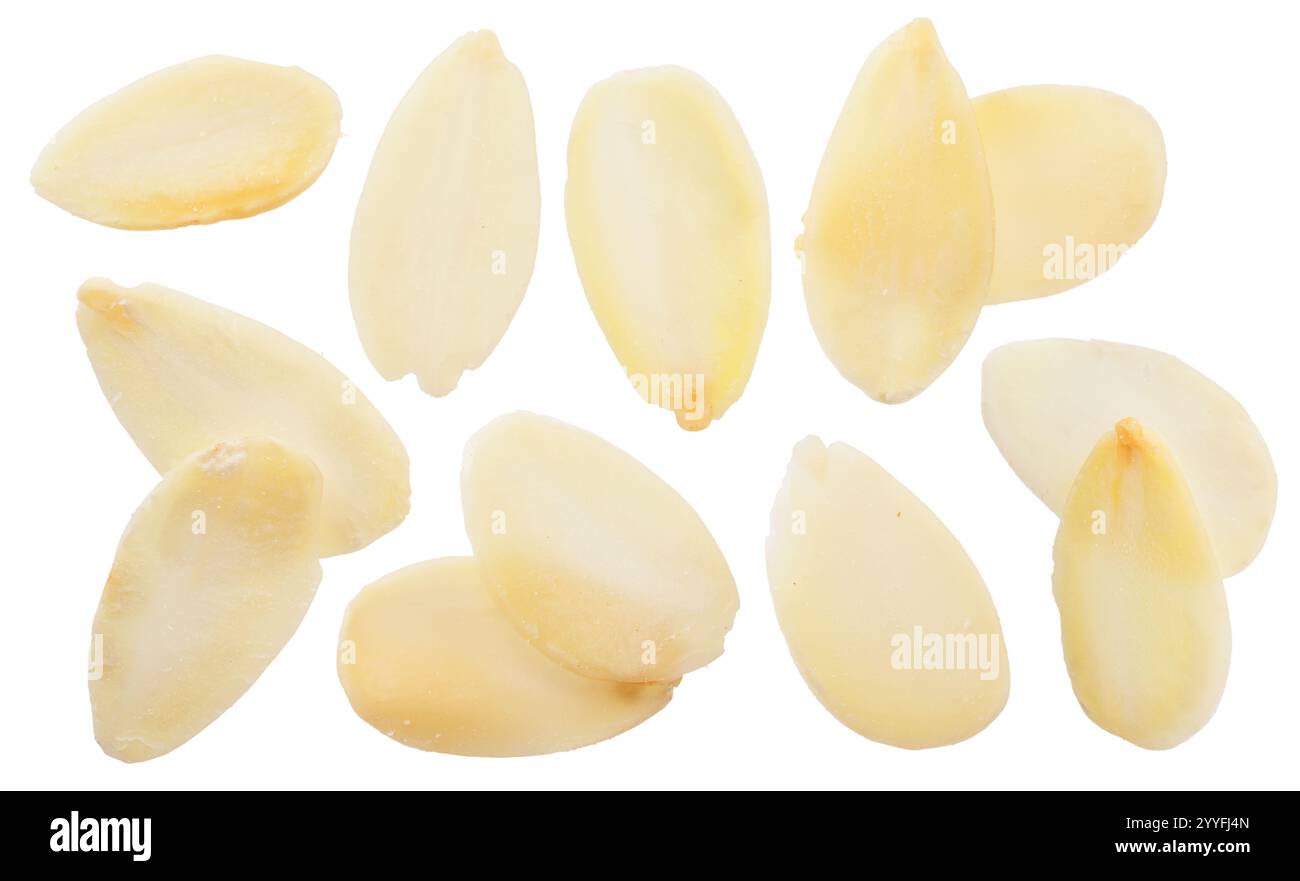 Ensemble de tranches d'amandes blanchies sur fond blanc. Le fichier contient des chemins de détourage. Banque D'Images