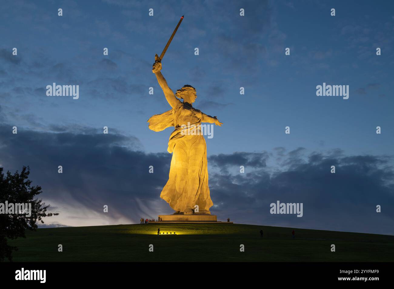 VOLGOGRAD, RUSSIE - 19 SEPTEMBRE 2021 : la mère patrie appelle Monument sur Mamayev Kurgan un soir de septembre Banque D'Images VOLGOGRAD, RUSSIE - 19 SEPTEMBRE 2021 : la mère patrie appelle Monument sur Mamayev Kurgan un soir de septembre Banque D'Images