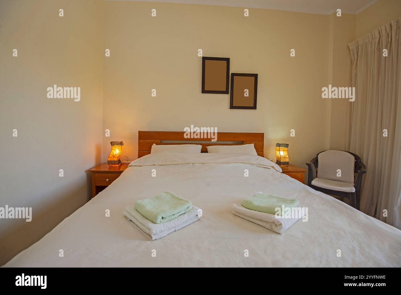 Décoration intérieure mobilier de luxe montrer la chambre à coucher avec meubles et lit double avec tables de chevet Banque D'Images