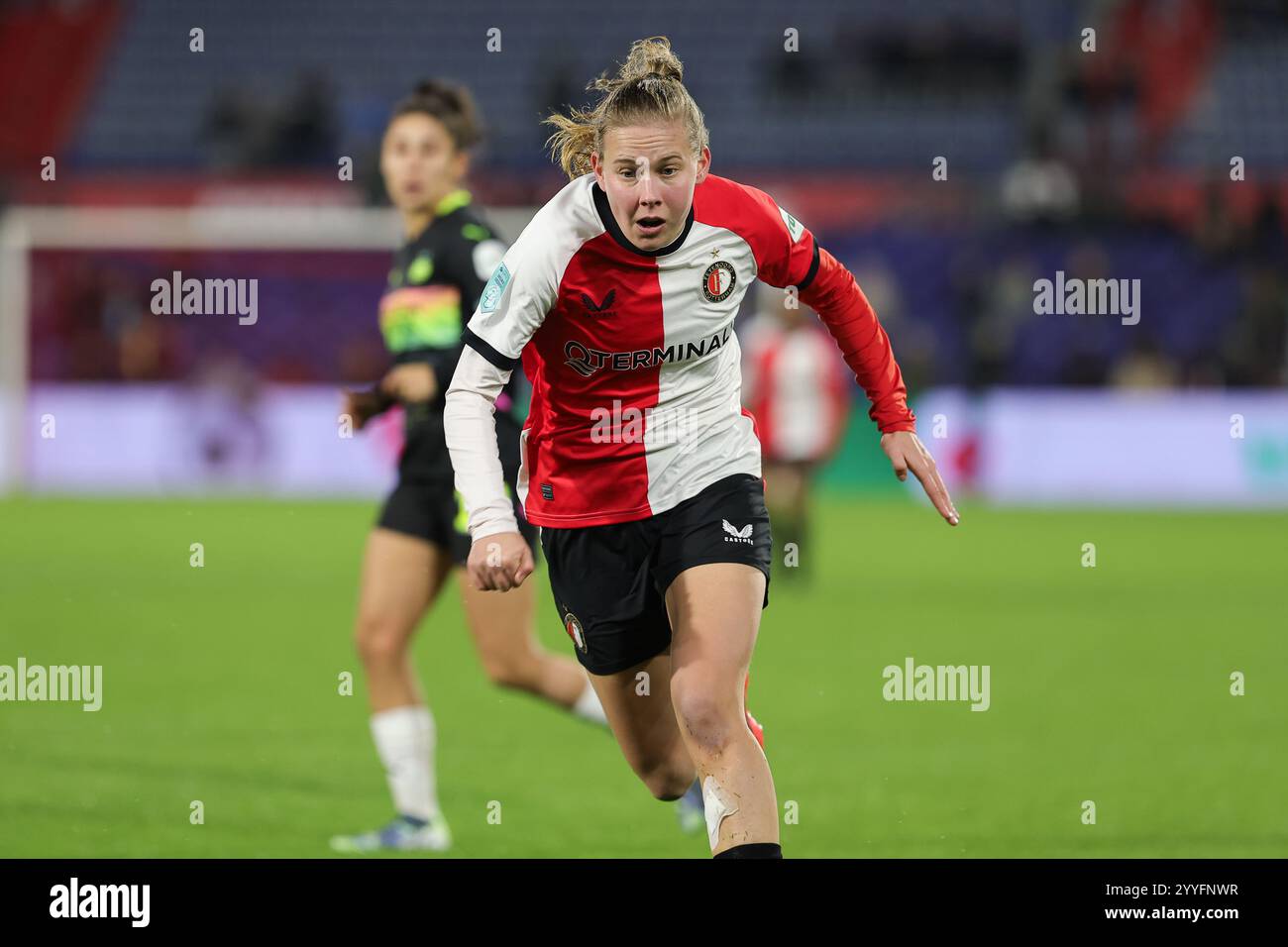 Jarne Teulings (7 ans) de Feyenoord photographié lors d'un match de football féminin entre Feyenoord et PSV Eindhoven, saison 2024 - 2025 de l'Eredivisie féminine d'Azerion, le samedi 21 décembre 2024 à Rotterdam, pays-Bas . PHOTO SPORTPIX | SEVIL OKTEM Banque D'Images