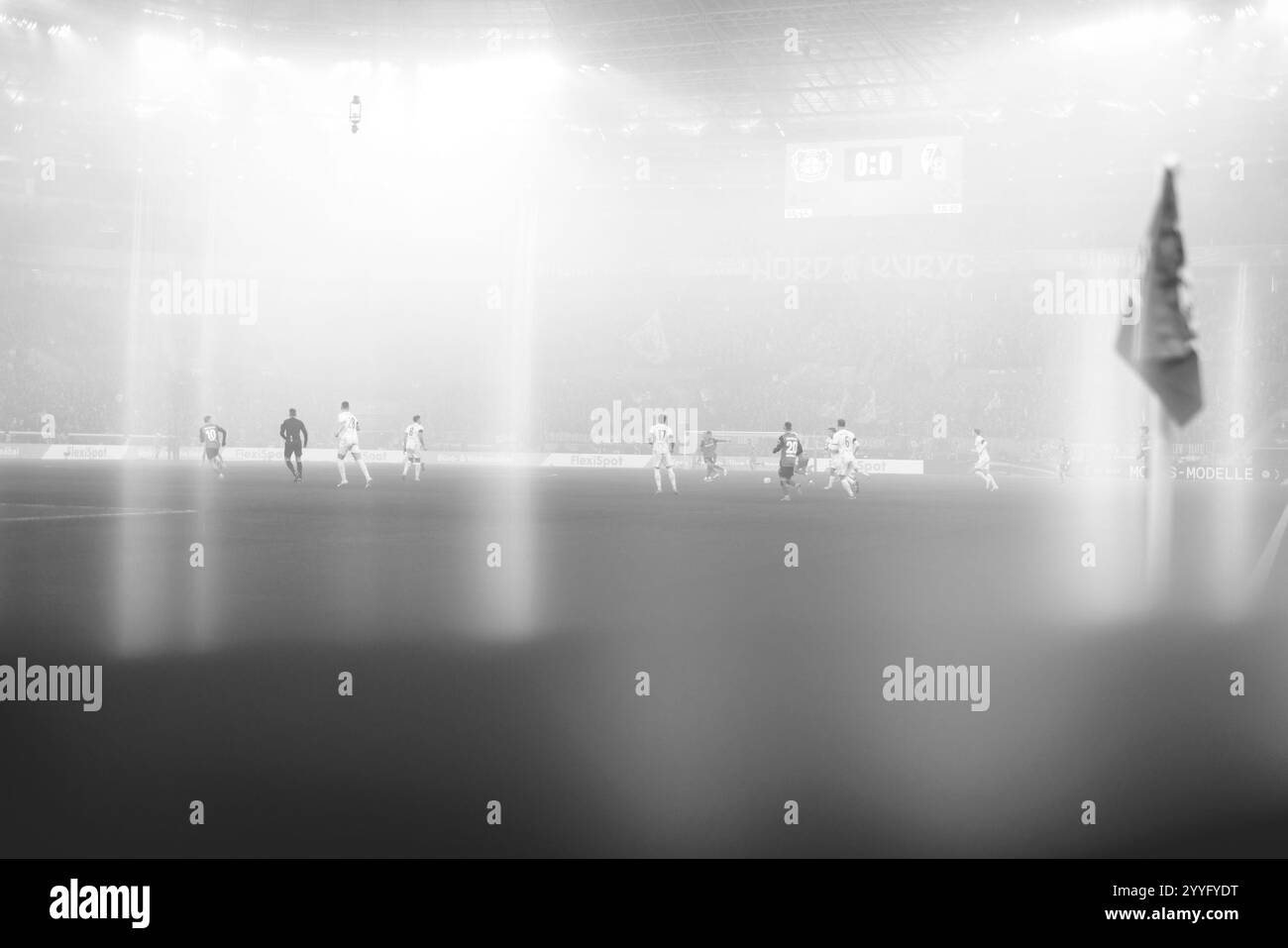 Leverkusen, BayArena, 21.12.2024 : Spielfeld ist vom Rauch des bengalischen Feuers in Nebel gehüllt beim Spiel der 1.Bundesliga Bayer 04 Leverkusen vs. SC Freiburg. Banque D'Images