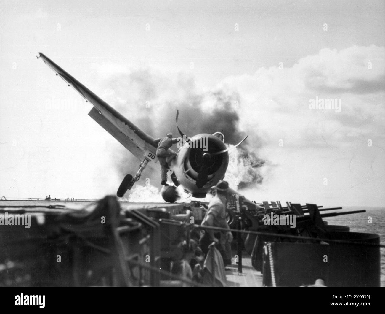 Guerre mondiale 2 - écrasement d'un Grumman F6F-3 Hellcat (numéro 30) de Fighting Squadron 2 à bord du porte-avions USS Enterprise Banque D'Images