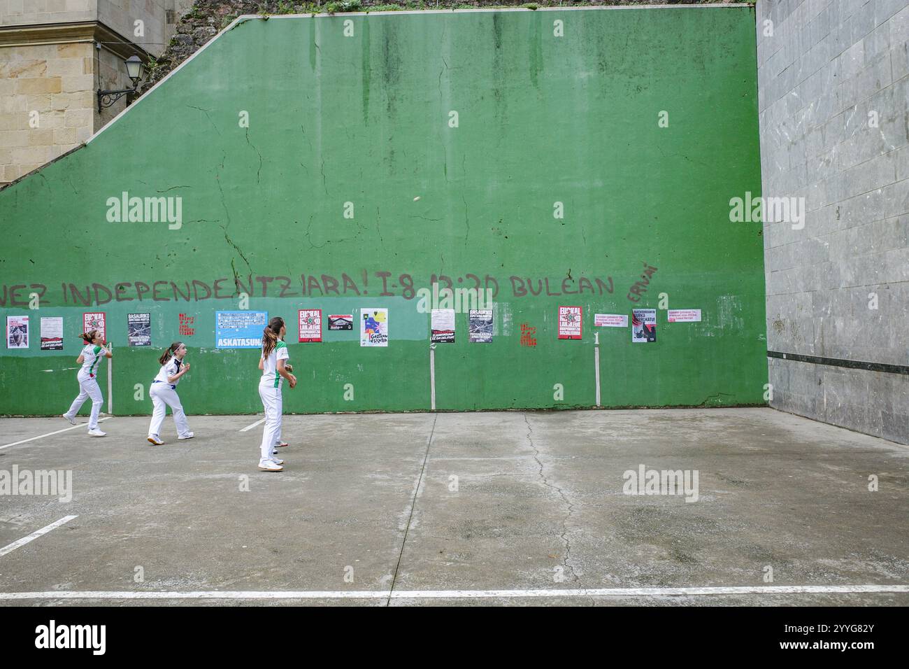 San Sebastian, Espagne - 21 décembre 2024 : les filles jouant au jeu Pelota Mano Fronton, au festival Santo Tomas, pays Basque Banque D'Images