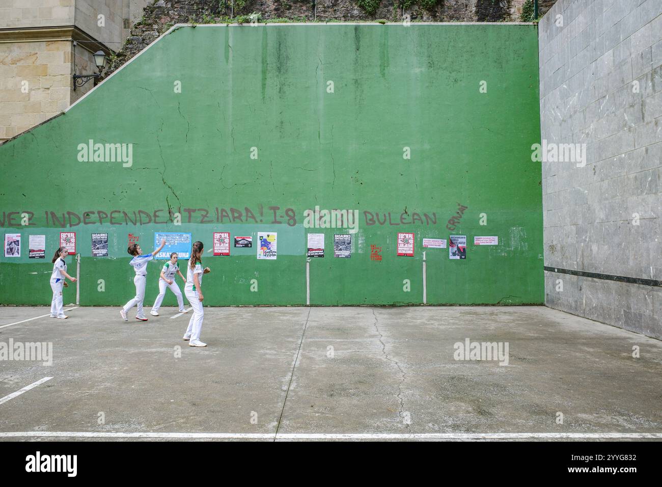 San Sebastian, Espagne - 21 décembre 2024 : les filles jouant au jeu Pelota Mano Fronton, au festival Santo Tomas, pays Basque Banque D'Images
