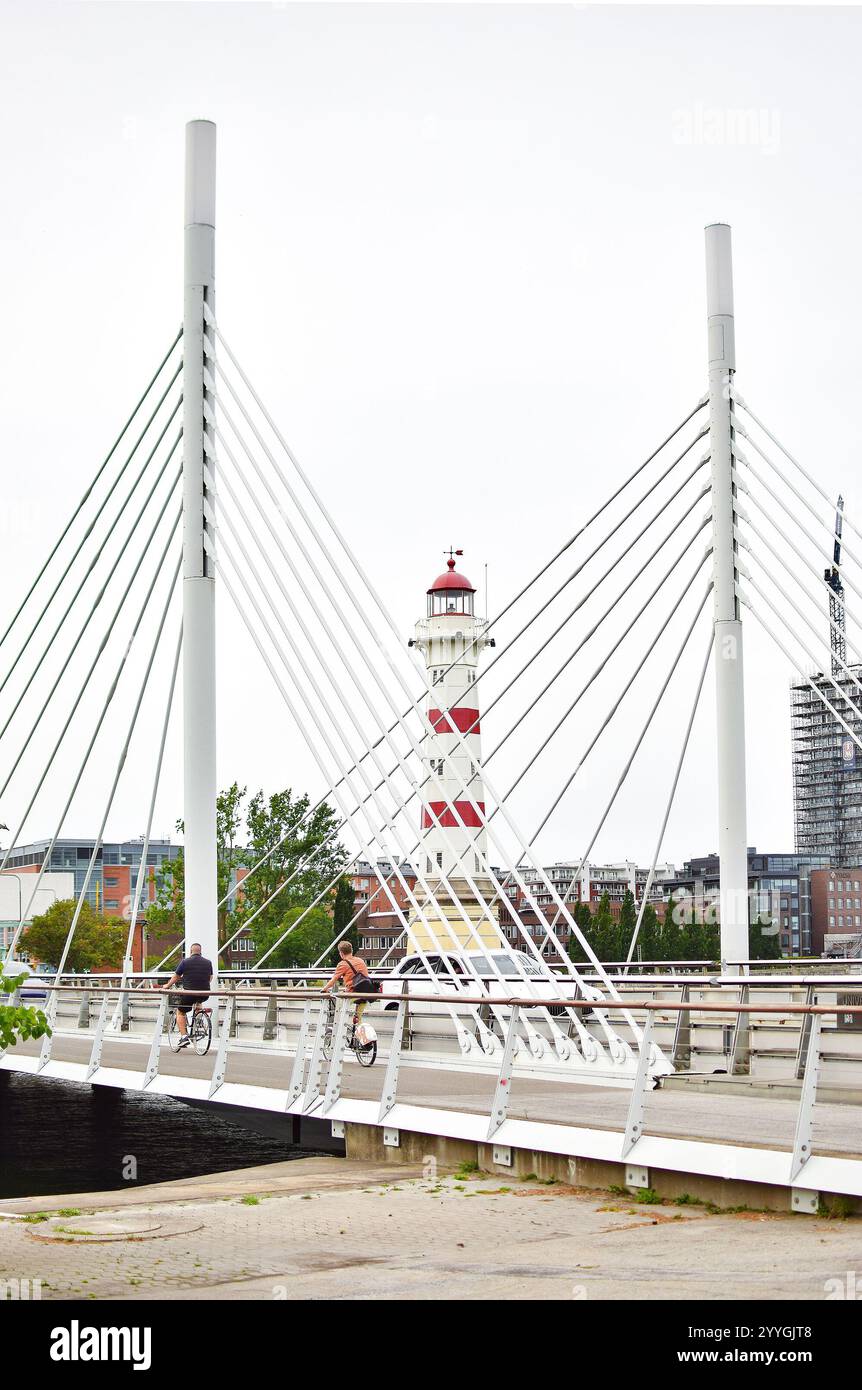 Malmo, Suède. 22 décembre 2024. Pont blanc et phare à Malmo, Suède. Banque D'Images