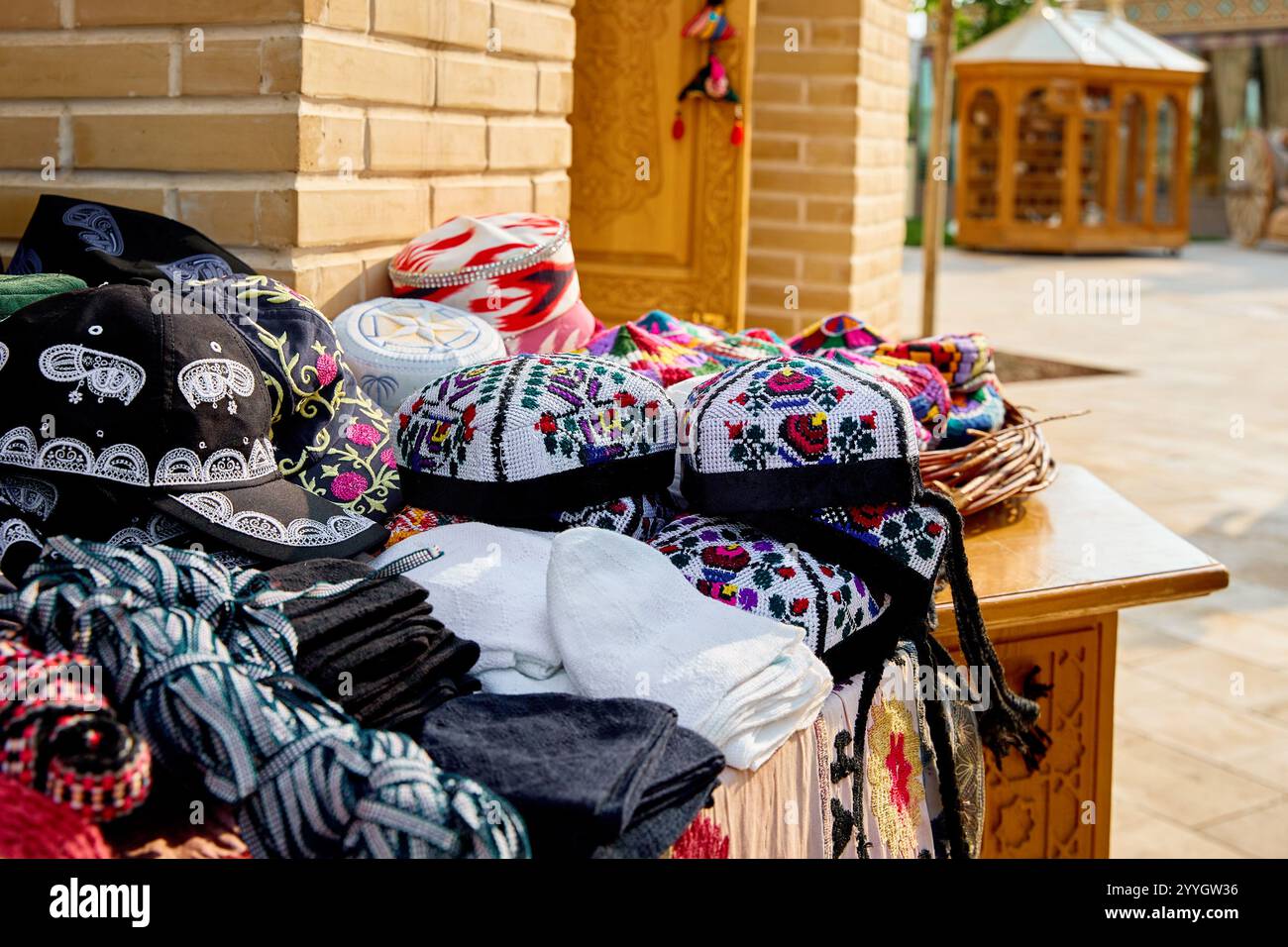 Chapeau traditionnel coloré ethnique tubiteika et sacs avec ornement traditionnel ouzbek sur le marché de rue à Khiva, Ouzbékistan, Asie centrale. Banque D'Images