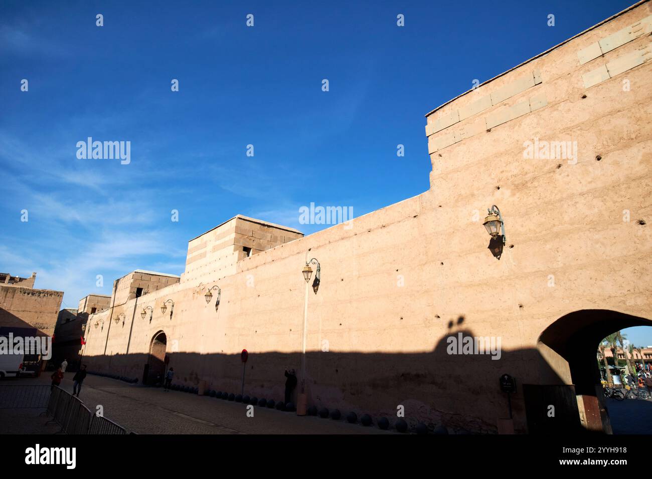 portes dans le mur de la ville autour de la place juive mellah tinforths marrakech, maroc Banque D'Images