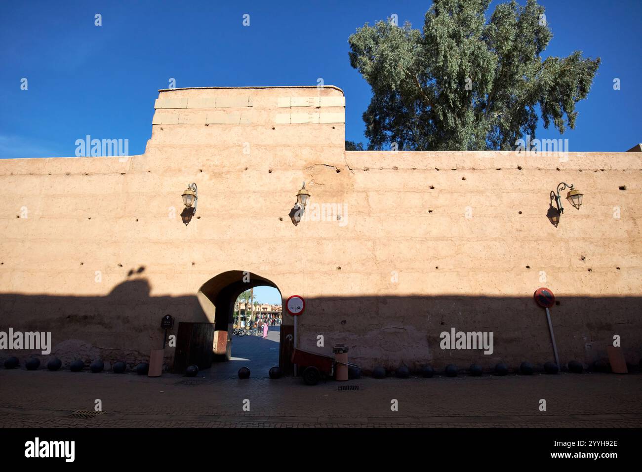 portes dans le mur de la ville autour de la place juive mellah tinforths marrakech, maroc Banque D'Images