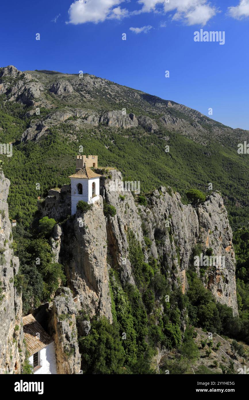 Vue panoramique sur le vieux clocher dans le village de montagne de Guadalest, Province de Valence, Espagne, Europe Banque D'Images