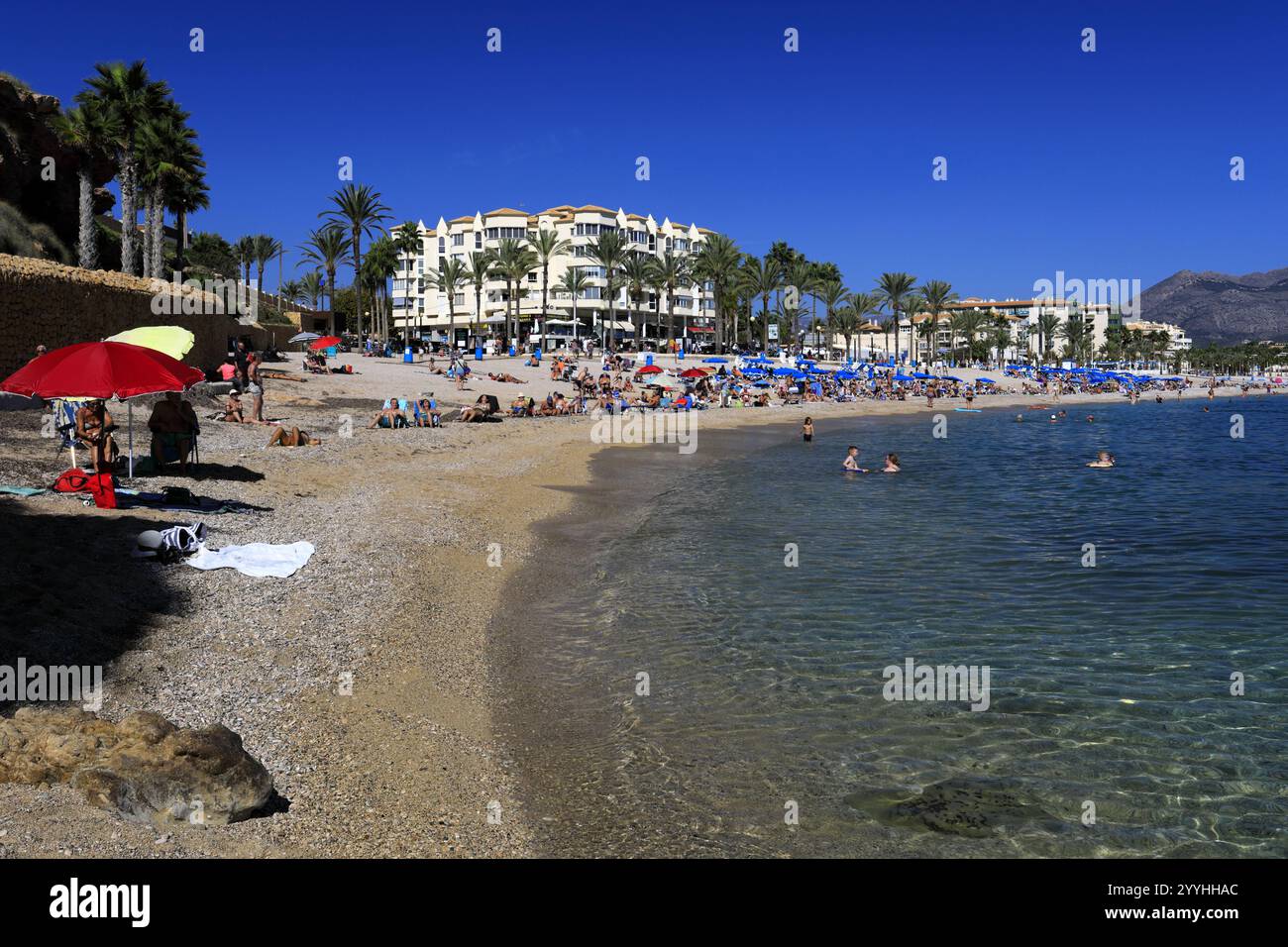 Vue d'été sur la plage dans la ville d'Albir, Costa Blanca, Espagne, Europe Banque D'Images