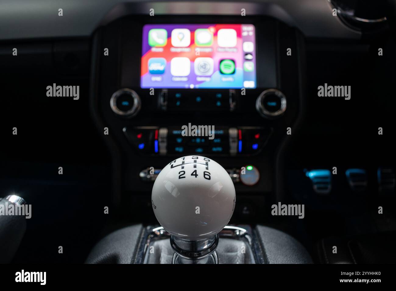 S550 Ford Mustang boîte de vitesses manuelle et Sync 3 système d'infodivertissement avec Apple CarPlay Banque D'Images