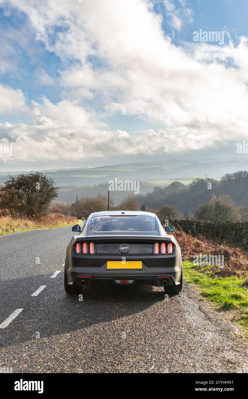 S550 Ford Mustang vue arrière dans les collines Banque D'Images