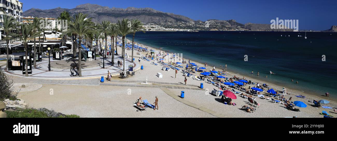 Vue d'été sur la plage dans la ville d'Albir, Costa Blanca, Espagne, Europe Banque D'Images