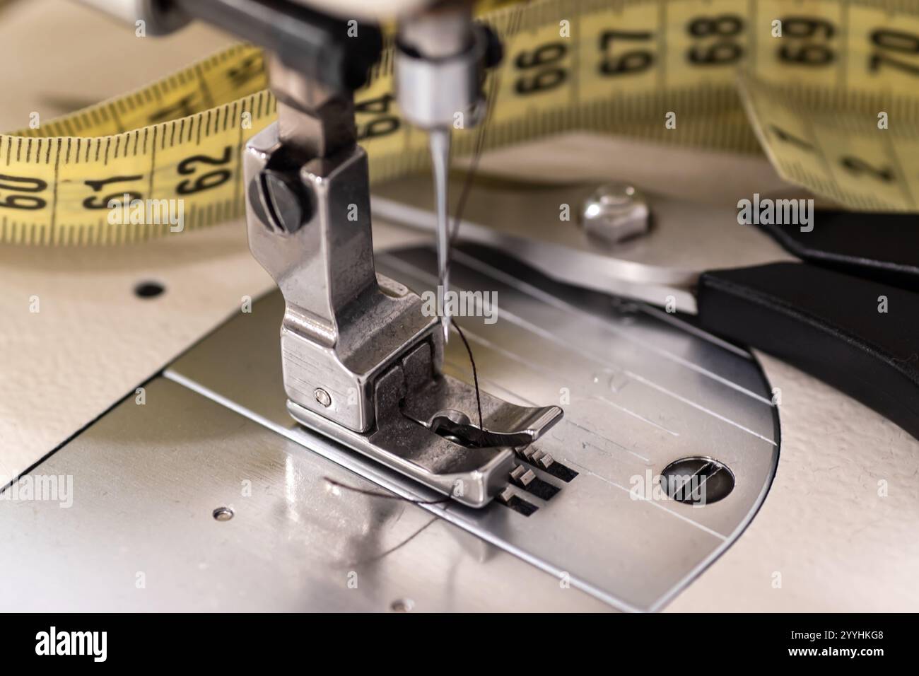 Pied de pression de machine à coudre industrielle et accessoires de couture en gros plan Banque D'Images
