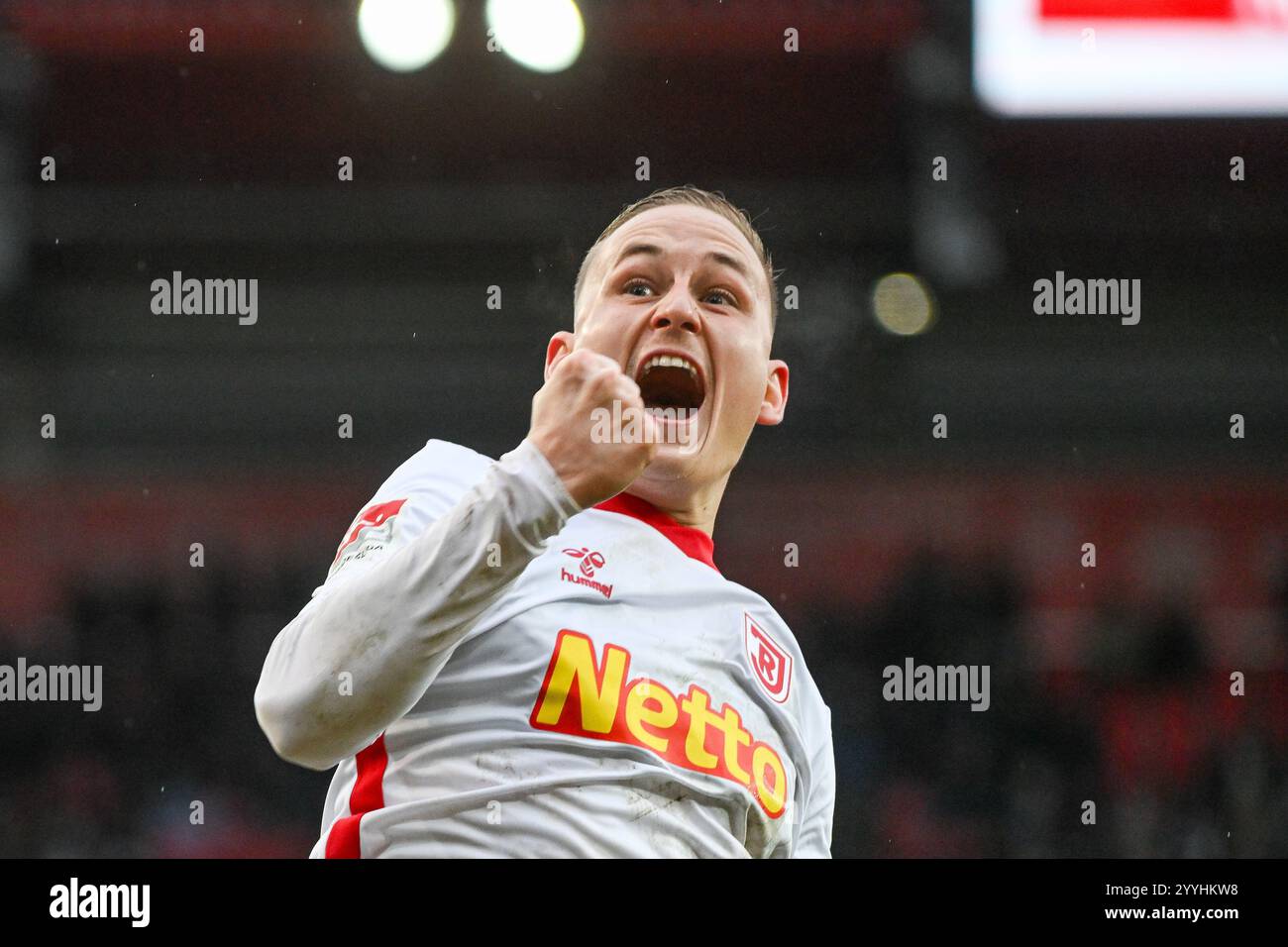 22 décembre 2024, Bavière, Ratisbonne : Football : Bundesliga 2, Jahn Ratisbonne - Darmstadt 98, Journée 17, Jahnstadion Ratisbonne. Kai Pröger de Ratisbonne célèbre après avoir marqué pour faire 1-0 contre Darmstadt. Photo : Armin Weigel/dpa - REMARQUE IMPORTANTE : conformément aux règlements de la DFL German Football League et de la DFB German Football Association, il est interdit d'utiliser ou de faire utiliser des photographies prises dans le stade et/ou du match sous forme d'images séquentielles et/ou de séries de photos de type vidéo. Banque D'Images